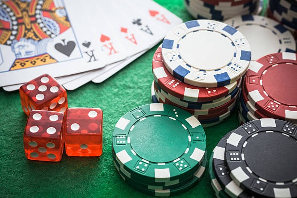 castle Lightning Baccarat live dealer table showing player and banker hands with lightning multiplier overlay